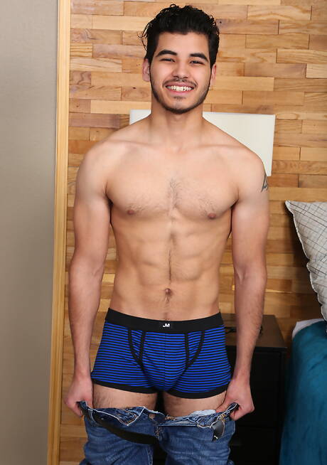 Der lateinamerikanische Superhengst Damien Reign posiert nackt und zeigt einen schönen Hintern