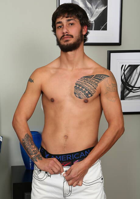 Le jeune latino Constantine se déshabille et montre ses belles fesses