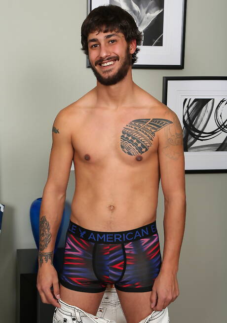 Le jeune latino Constantine se déshabille et montre ses belles fesses