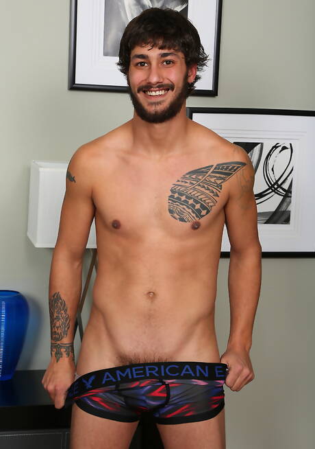 Le jeune latino Constantine se déshabille et montre ses belles fesses