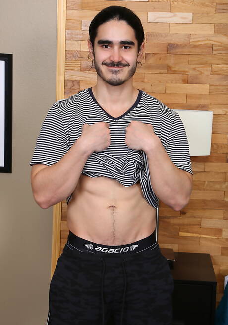 Bull Milan posiert nackt und zeigt heißen Arsch