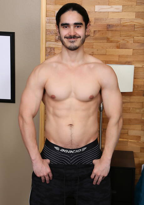 Bull Milan posiert nackt und zeigt heißen Arsch