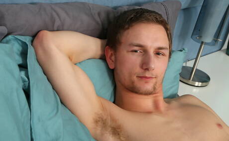 Młody chłopak Cypher pozuje nago i pokazuje ładny tyłek