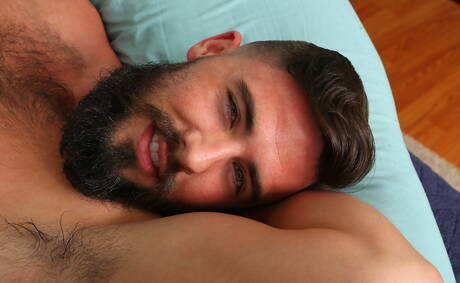 La loutre américaine Blaze Burton se déshabille et montre son derrière