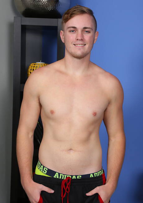 Beefy Volker si spoglia e mostra il suo culo stretto