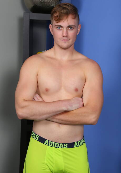 Muskularny Volker rozbiera się i pokazuje ciasny tyłek