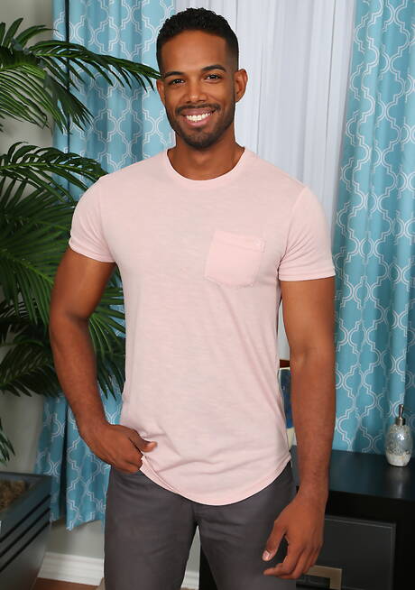 Black muscular Davos posing nude and showing tight ass