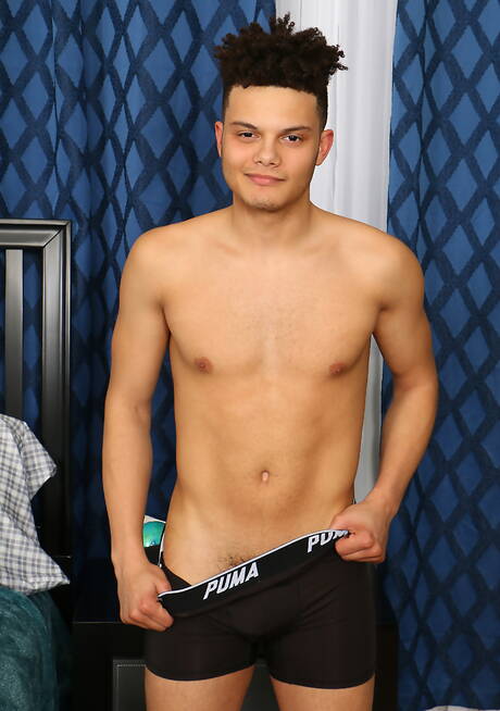 健壯的Kaden James脫衣服並露出漂亮的屁股