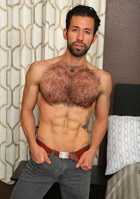 Bull Marcos Gomez zieht sich aus und zeigt heißen Arsch