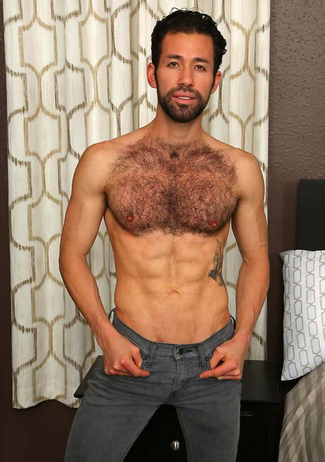 Bull Marcos Gomez zieht sich aus und zeigt heißen Arsch