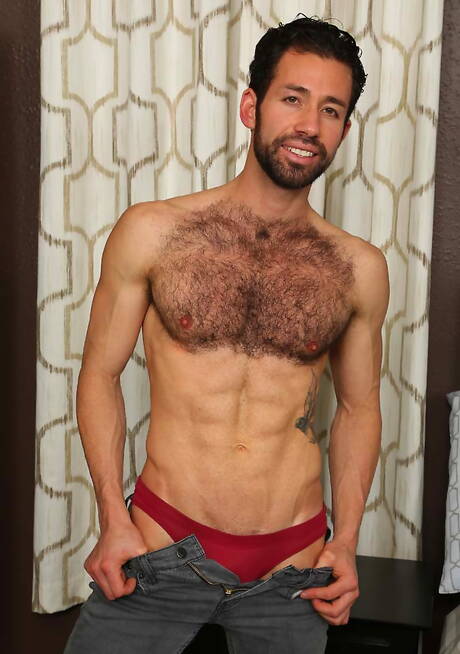 Bull Marcos Gomez zieht sich aus und zeigt heißen Arsch