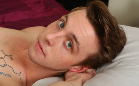 Jovencito caliente romano desnudándose y mostrando su culo caliente