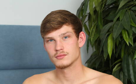 El guapo estadounidense Billy Warren se desnuda y muestra su bonito trasero