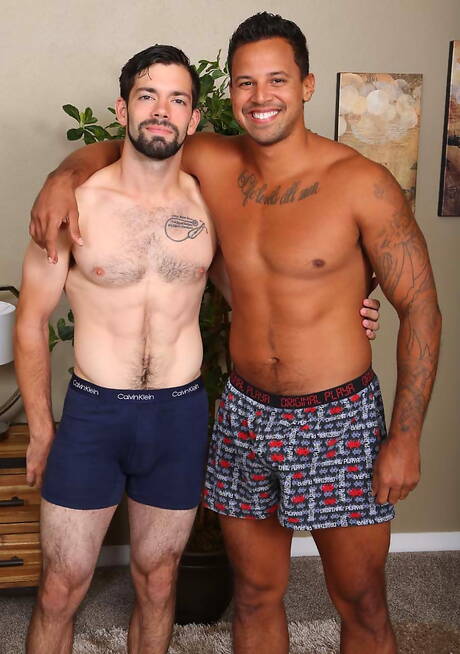 Chaosmen: Deux garçons américains, Julian Brady et Tony Romero, se livrent à une sodomie torride.