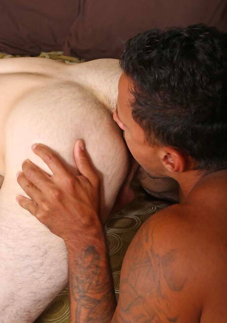 Deux garçons américains, Julian Brady et Tony Romero, se livrent à une sodomie torride.