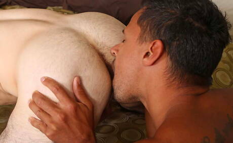 Deux garçons américains, Julian Brady et Tony Romero, se livrent à une sodomie torride.