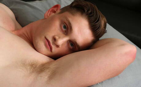 Il bel ragazzo americano Jay Tee si spoglia e mostra il suo bel sedere