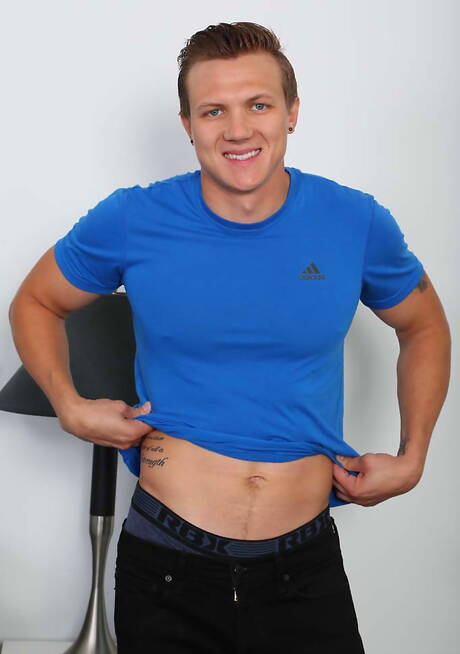 Bodybuilder Shawn Westin poseert naakt en laat zijn strakke kont zien