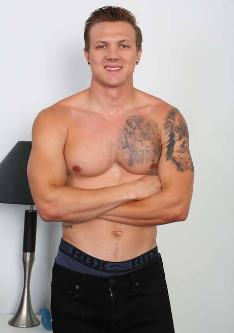 Bodybuilder Shawn Westin poseert naakt en laat zijn strakke kont zien