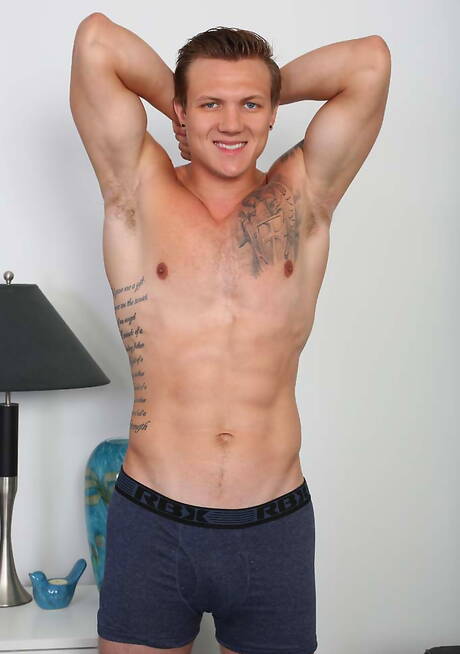 Bodybuilder Shawn Westin poseert naakt en laat zijn strakke kont zien
