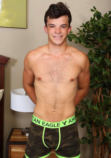 Der amerikanische Hengst Jake Ducati zieht sich aus und zeigt seinen knackigen Hintern