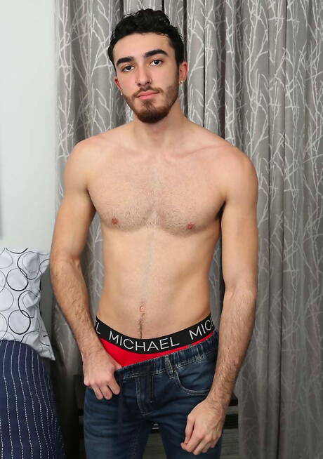 Superstudent Gino Zanetti rozbiera się i pokazuje gorący tyłek