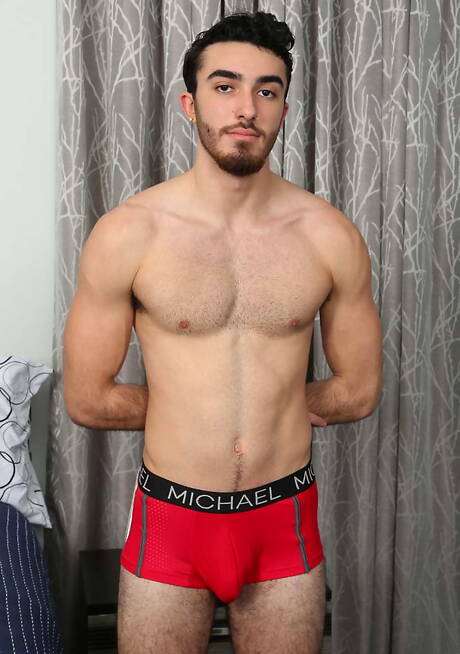 Superstudent Gino Zanetti rozbiera się i pokazuje gorący tyłek