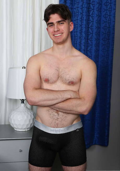 Lo stallone americano Daniel Dean posa nudo e mostra un bel culo