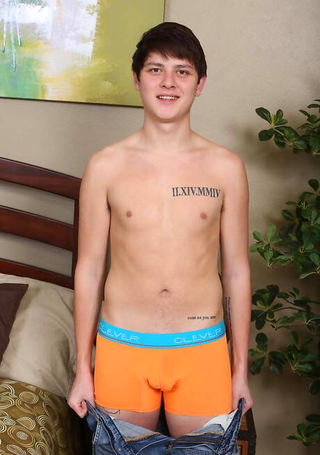 El guapo Lucas Porter se burla de su polla