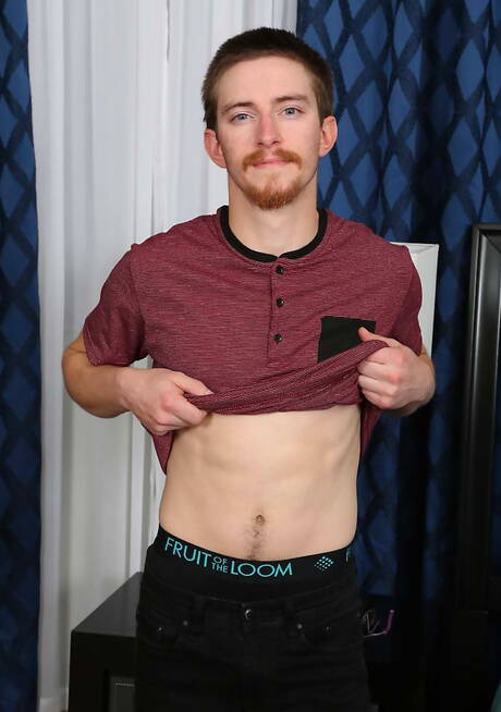 粗壯的TJ休斯脫衣服，露出緊實的屁股