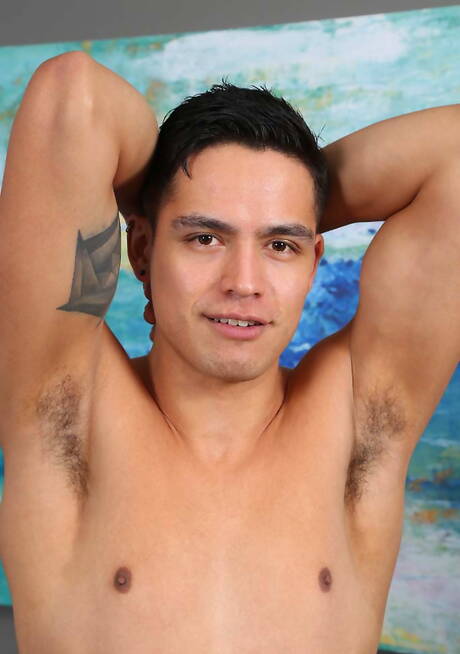 Der gut gebaute Nico Nova zieht sich aus und zeigt seinen knackigen Hintern