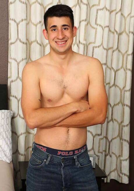 Der attraktive Lateinamerikaner Aidan Torres zieht sich aus und zeigt seinen Hintern