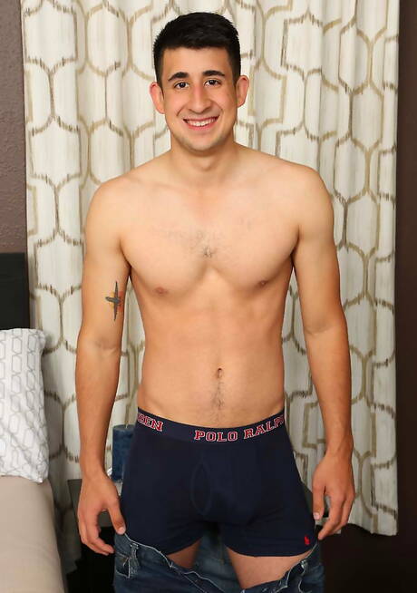 Der attraktive Lateinamerikaner Aidan Torres zieht sich aus und zeigt seinen Hintern