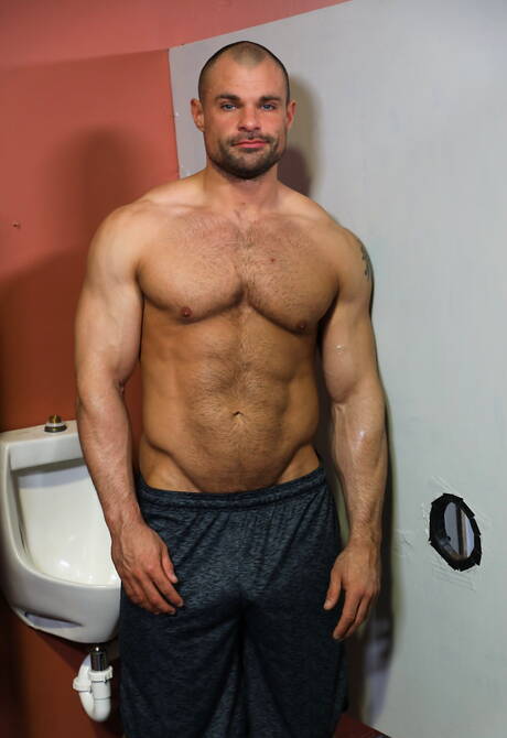 Chaosmen: Two american guys bodybuilder Barton and hairy bear Ricky Larkin have a hot couple scene in bath