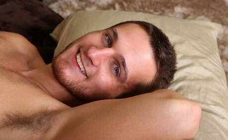 Der attraktive Mike Olsen posiert nackt und zeigt seinen heißen Arsch