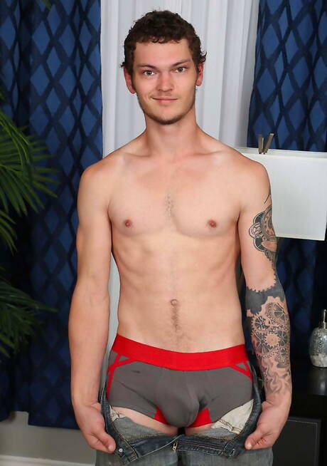 Chaosmen: American hot twink Jason Windsor posing naked and showing hot butt