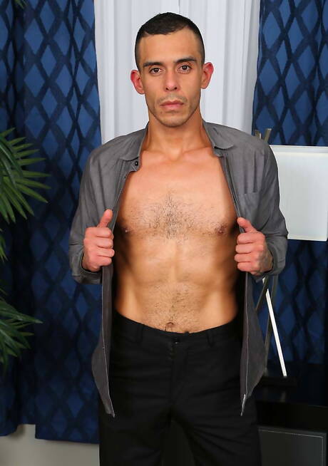 ラテン系の筋肉質なイアン・キングがヌードでポーズをとり、引き締まったお尻を披露