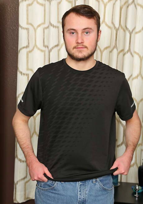 Jonge kerel Peyton Reynolds masturbeert met dildo