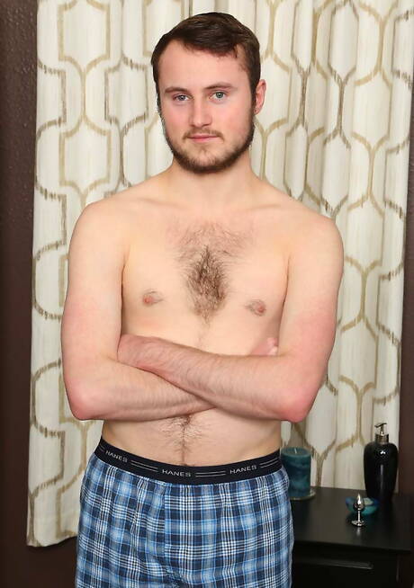 Jonge kerel Peyton Reynolds masturbeert met dildo