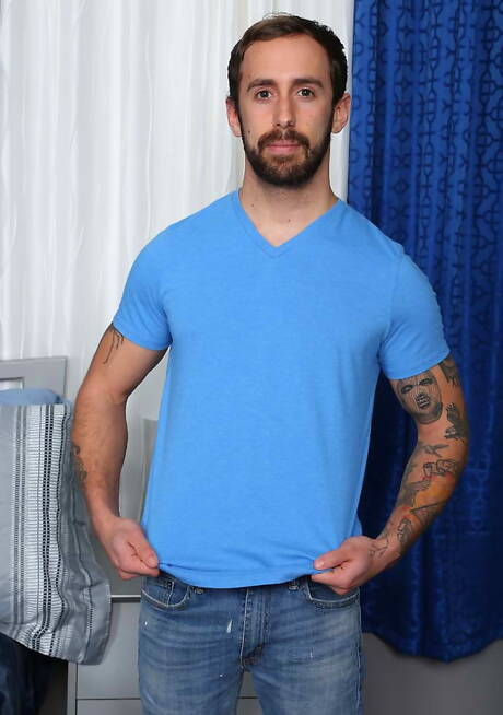 Bodybuilder Kurt Langdon zieht sich aus und zeigt seinen Hintern