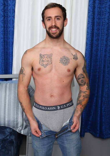 Bodybuilder Kurt Langdon zieht sich aus und zeigt seinen Hintern