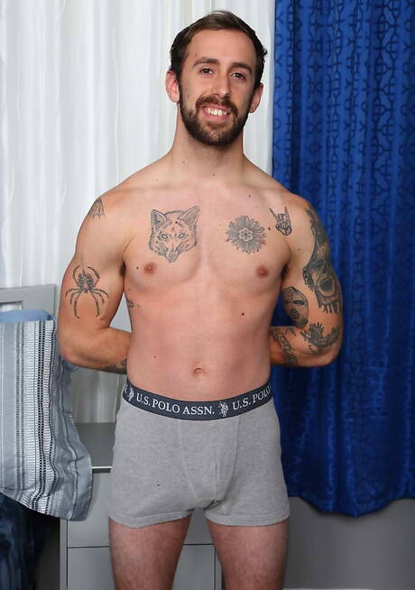 Bodybuilder Kurt Langdon zieht sich aus und zeigt seinen Hintern