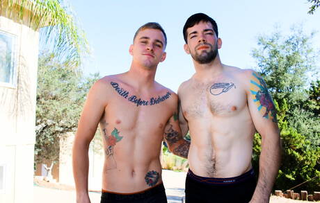 Heiße amerikanische Jungs Otter Julian Brady und heißer Twink Ryan Jordan haben einen guten Oralsex draußen