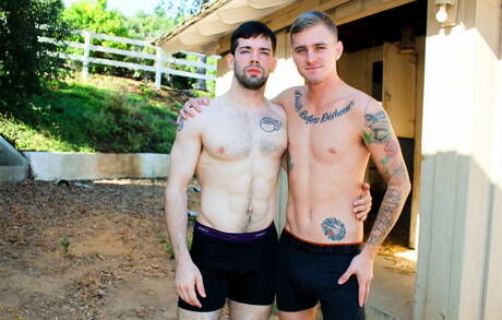 Heiße amerikanische Jungs Otter Julian Brady und heißer Twink Ryan Jordan haben einen guten Oralsex draußen