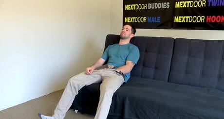 Heiße amerikanische Jungs Otter Julian Brady und heißer Twink Ryan Jordan haben einen guten Oralsex draußen