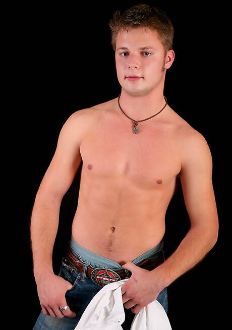 健美選手布萊爾脫衣服露出臀部