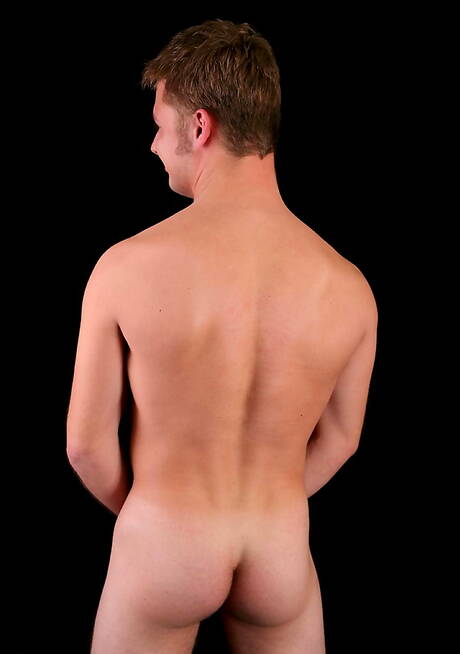 Kulturysta Blair rozbiera się i pokazuje tyłek