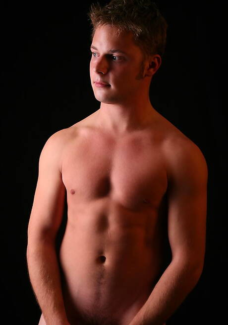 健美選手布萊爾脫衣服露出臀部