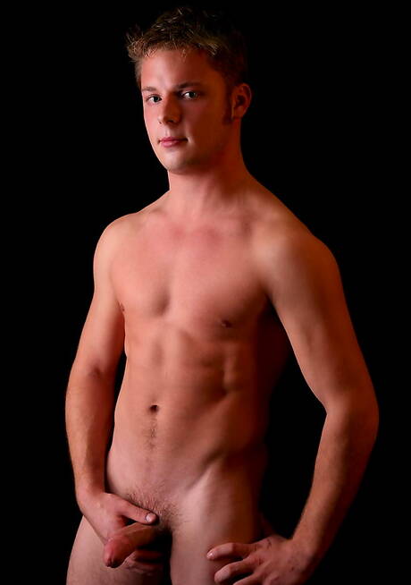 健美選手布萊爾脫衣服露出臀部