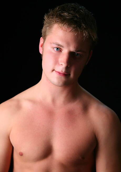 健美選手布萊爾脫衣服露出臀部